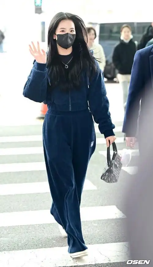 kimjisoo超话#金智秀solo出道1周年快乐#  240322 icn机场出境 新闻图