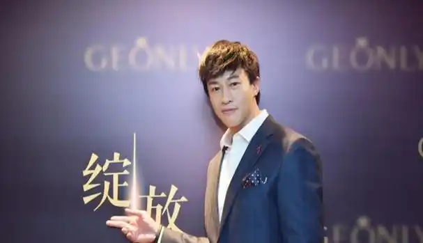 瘦了吧唧就别演猛将!何润东教你们,什么才叫一夫当关万夫莫开!