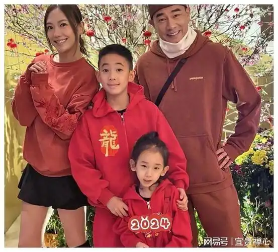 陈小春应采儿晒全家福两儿子惊人相似引爆时尚圈争议