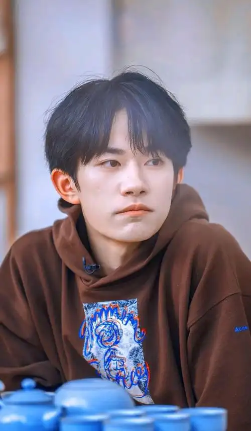 易烊千玺一样的发型,不一样的感觉