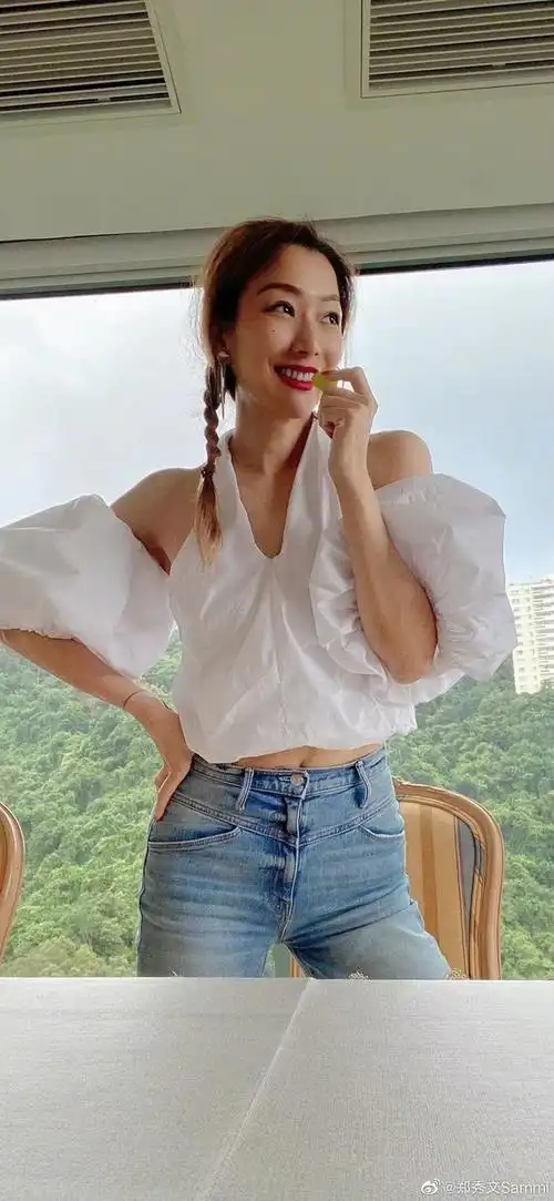 看了50岁郑秀文的身材照,我才知道什么叫自律到变态!