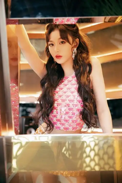 孔雪儿粉色钻石吊带热辣吸睛 前凸后翘十分迷人