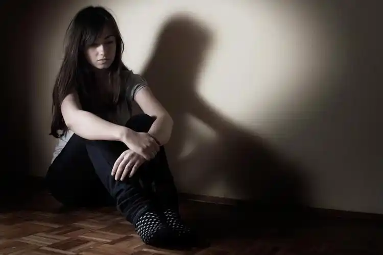 女孩坐着素材-女孩坐着图片-女孩坐着素材图片下载-觅知网