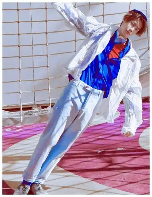 王一博认真起来太惊艳了,穿西装裤挽裤脚配上"蓝莓袜",巨潮!