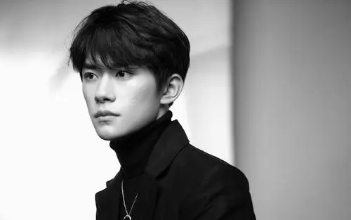 易烊千玺精致帅气写真桌面壁纸