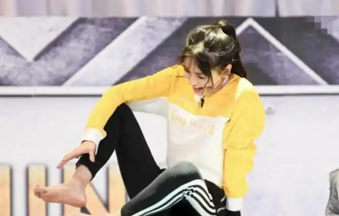 原创跑男指压板迎来第七季baby不穿袜子迎接宋雨琦疼到跪在地上