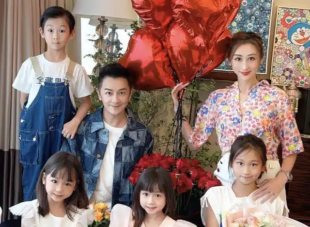 蒋丽莎晒全家福,庆祝与陈浩民结婚十周年,一家六口好幸福_妻子_裙子