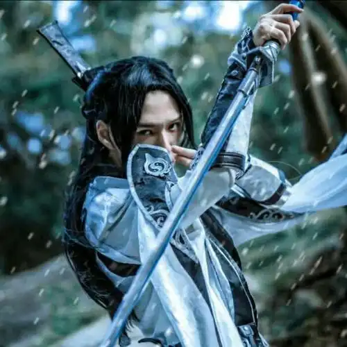 挥手舞长剑古风男生头像图片