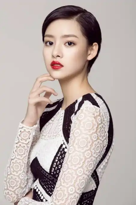 明明可以靠颜值偏偏爱演假小子,她为啥是受成龙青睐的新任龙女郎?