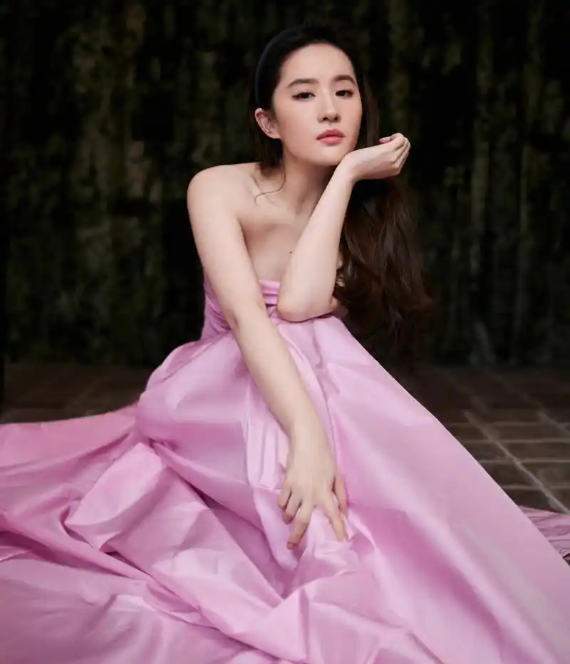 刘亦菲仙品侧颜,亮相威尼斯宝格丽晚宴,一袭粉色抹胸礼服,微卷长发