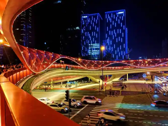 夜色中的网红天桥交子之环