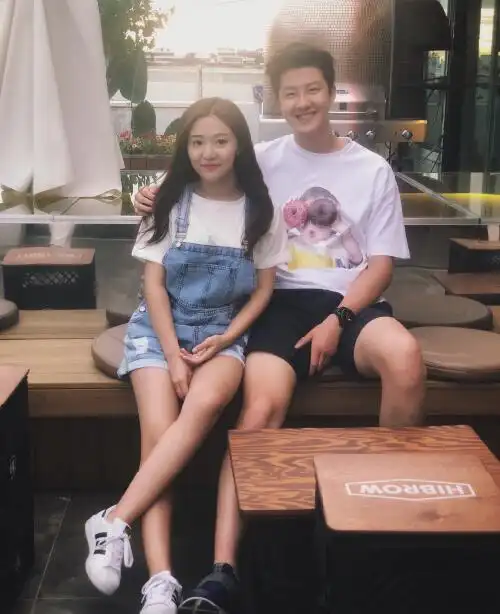 而她的男友身高却是195cm,两人相差35cm,被称为最萌身高差情侣