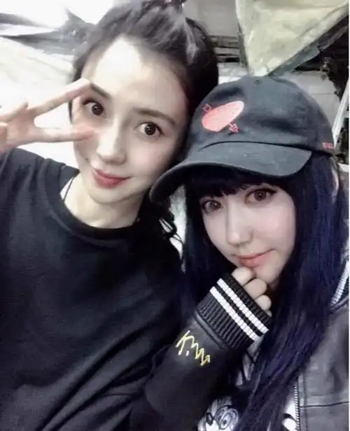 杨颖近照素颜和闺蜜做泥陶吃烧烤看不出来要当妈