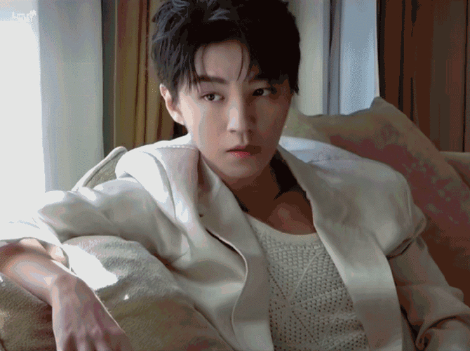 王俊凯超话|#王俊凯cl代言人#231217 工作室日常当烟雾随晨光飘散,枕