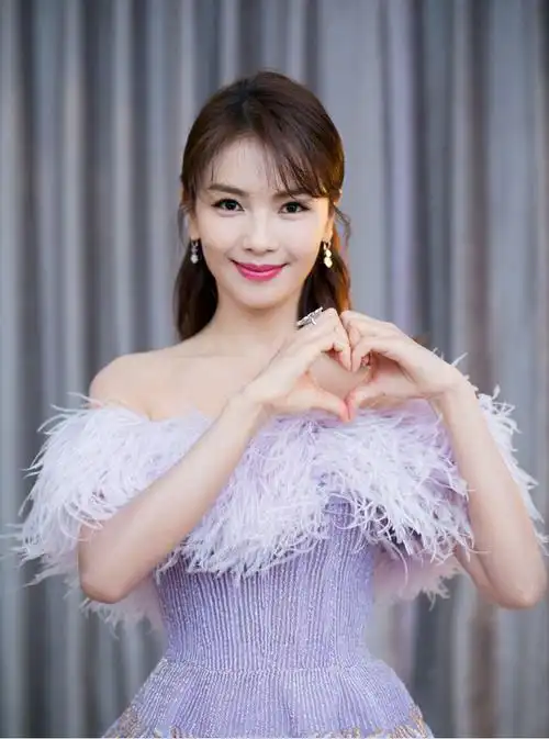 刘涛的气质太惊艳,穿祖母绿丝绒连衣裙录《跨界歌王》,像贵妇