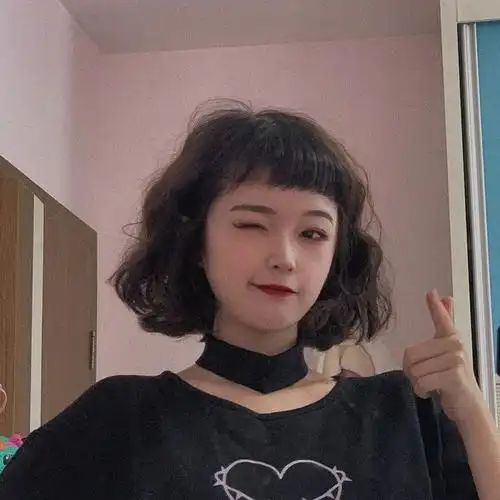 首先为大家推荐一款甜美风短卷发,短发蛋卷头遇上眉上刘海,加上空气卷