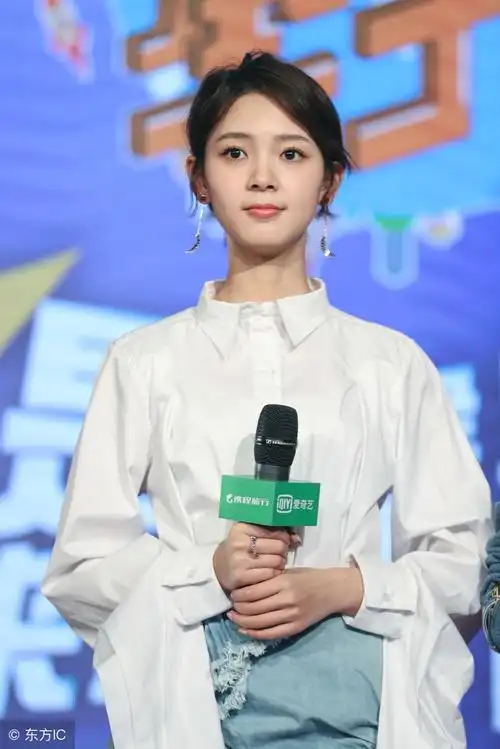 陈瑶现身某发布会现场,网友:站累了就多坐一会!