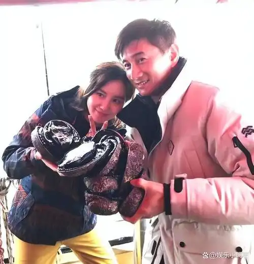 53岁吴奇隆带孩子逛商场,5岁步步帅气可爱,刘诗诗公公罕见现身