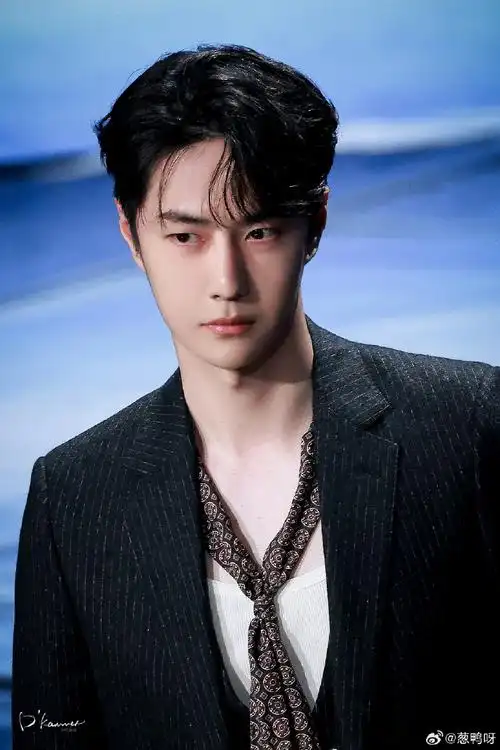 王一博棕色牛仔套装##王一博转身这一下##王一博侧影鼻梁好优越#屯