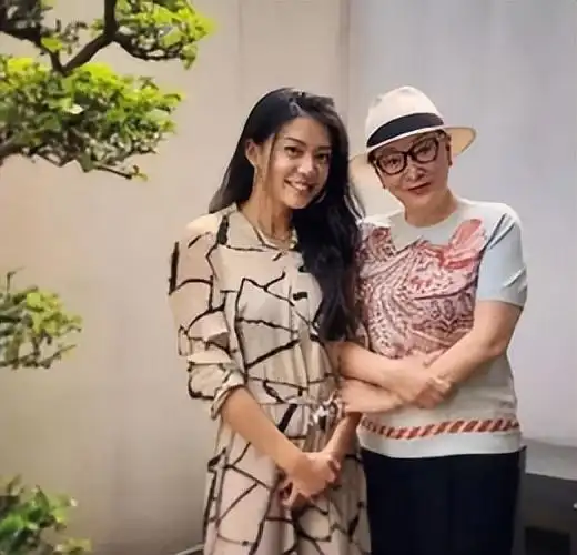 所以两人很快分道扬镳,而汤珈铖也单身至今.