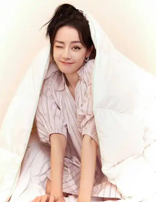 迪丽热巴高马尾水粉色条纹衬衫裙俏皮甜美甜美干净_特色_全身_包裹