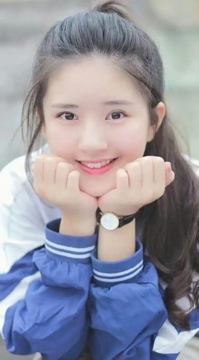 赵露思早期海报图,好青涩 可爱呀,这么多年还是一如既往的元气少女