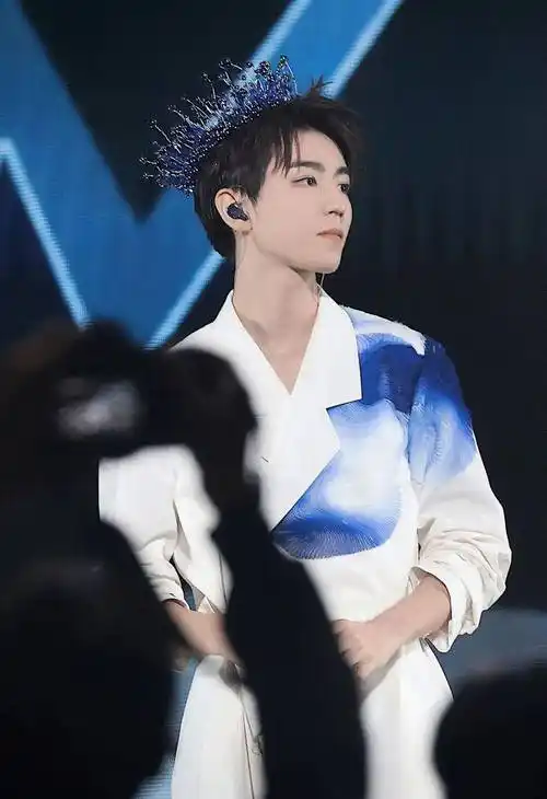 王俊凯工作室拍摄公式照的无用瞬间,还不如品牌方的随机抓拍_照片