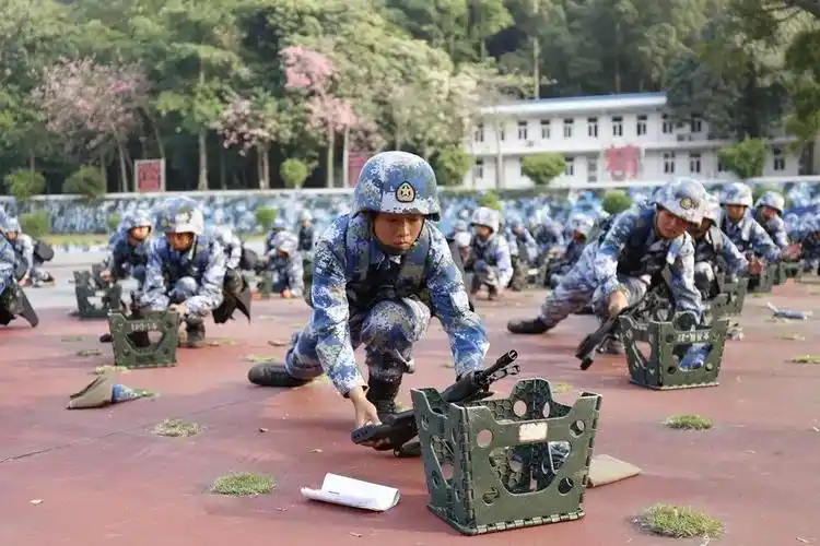 到"沙角大学"一个月了,这群女兵简直越来越酷