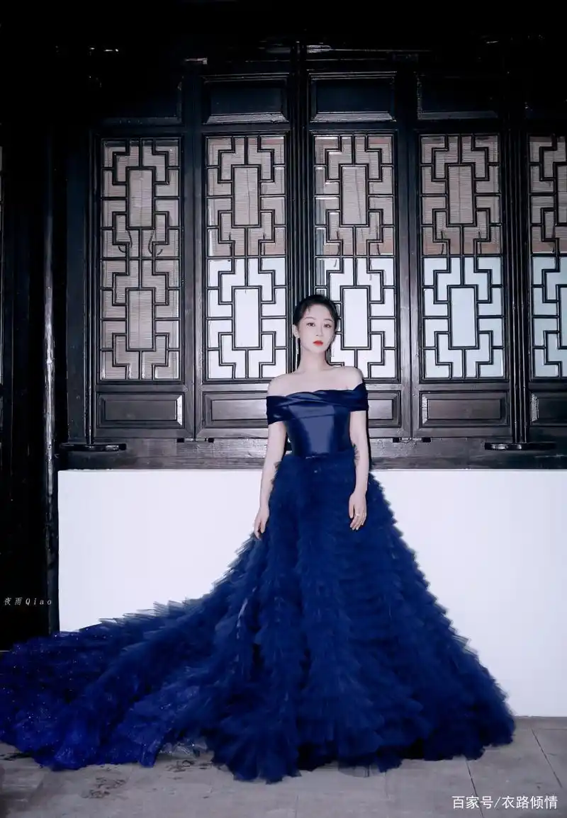 杨紫墨蓝色蛋糕裙一字肩礼服
