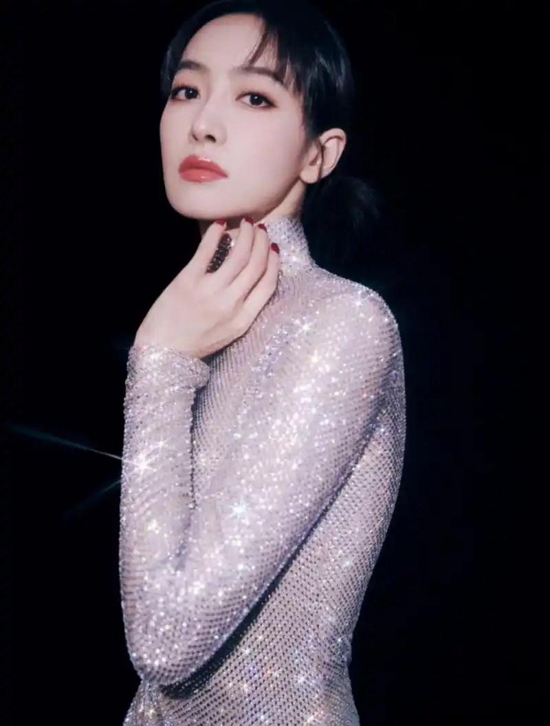 宋茜穿婚纱参加2024网络视听盛典!不得不说,这钻石头纱真是美绝了!