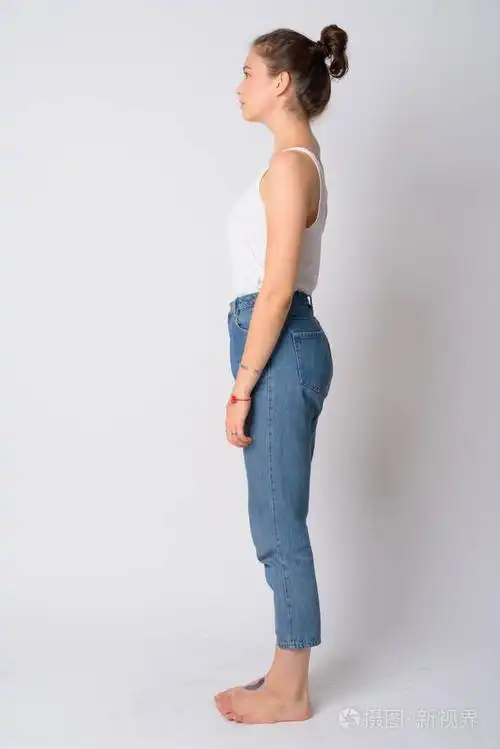 年轻美女全身拍摄侧视图