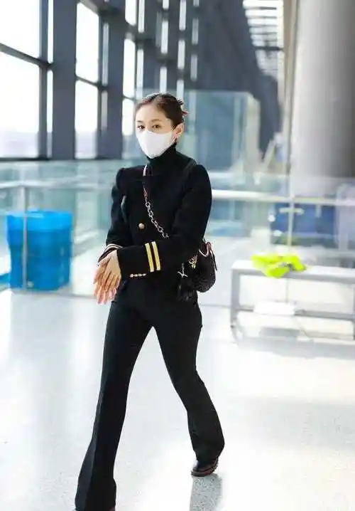 王子文又换风格了,穿骑士外套配喇叭裤,超显气场又高级|显高|穿搭