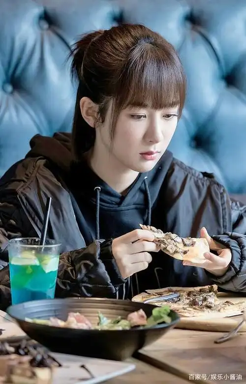 《亲爱的热爱的》杨紫美图分享,首次演小萝莉,你觉得符合原著吗