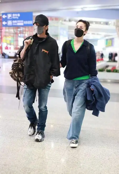 看王菲被拍的生图穿平底鞋五五身材普通得很并没那么高不可攀