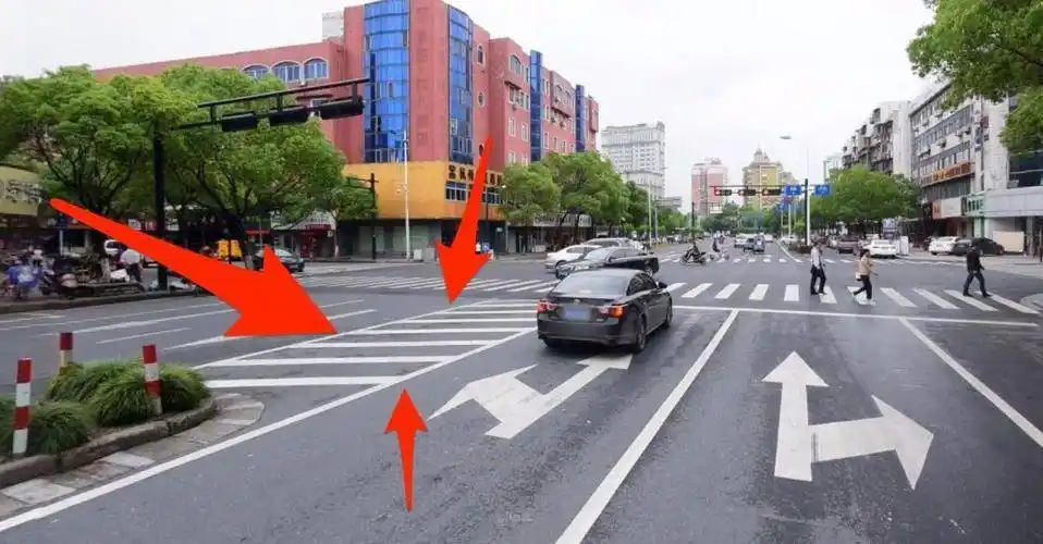 这种路口可以掉头吗?100分都不够你扣_标志_车道_箭头