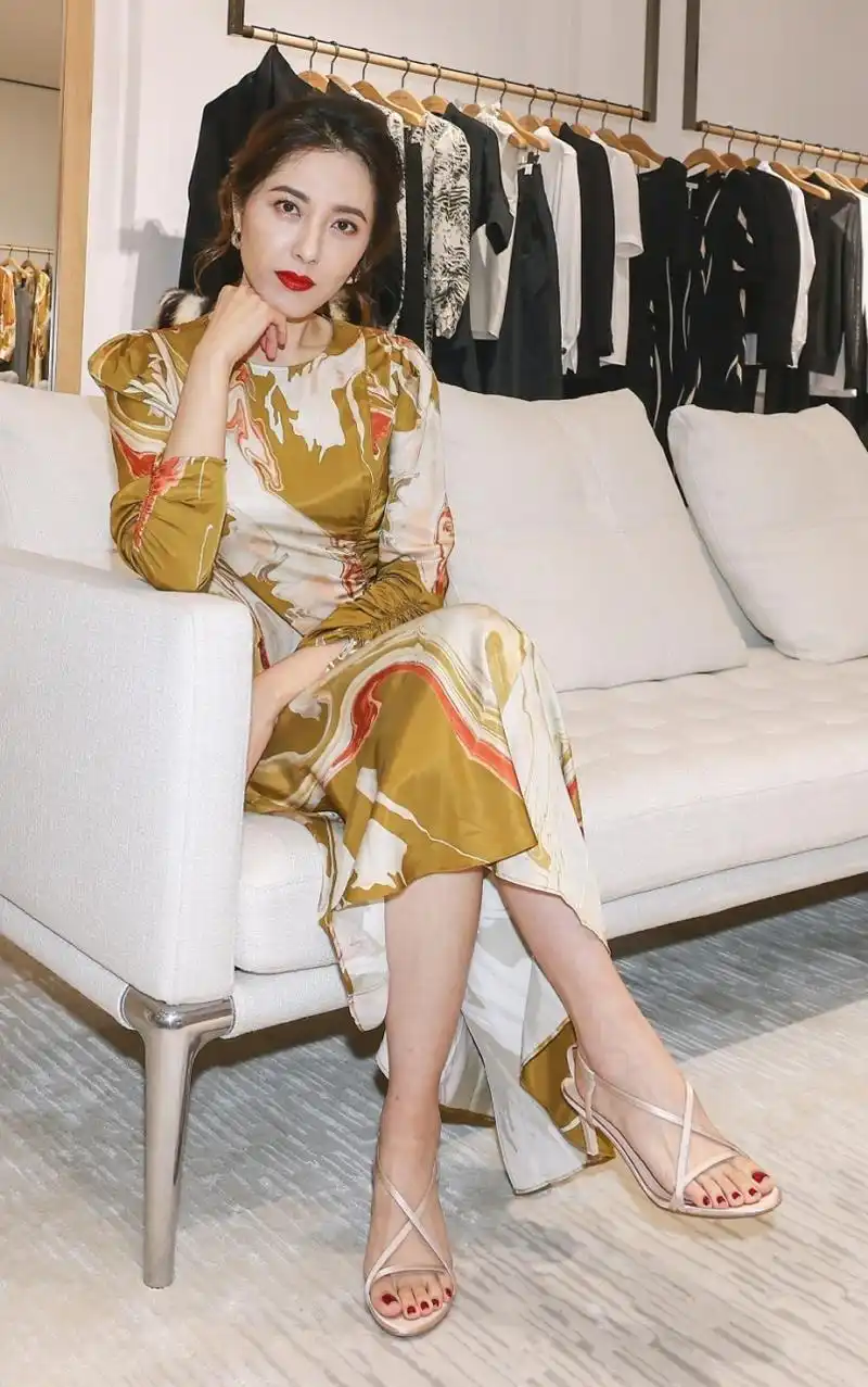 曾黎  巅峰颜值搭配美腿玉足,简直是人间绝色