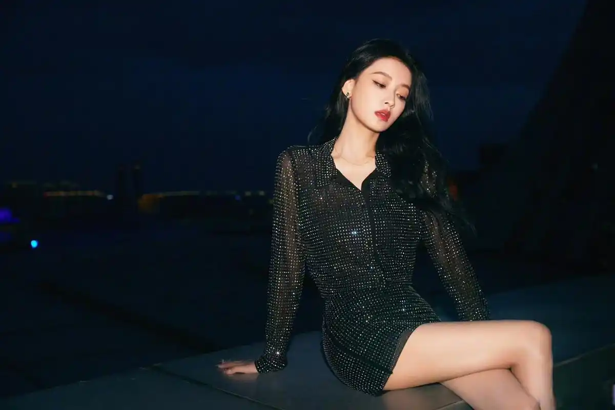 孙怡又美出新高度了,穿黑色亮片连体裤,尽显时尚高级感,透明网纱设计