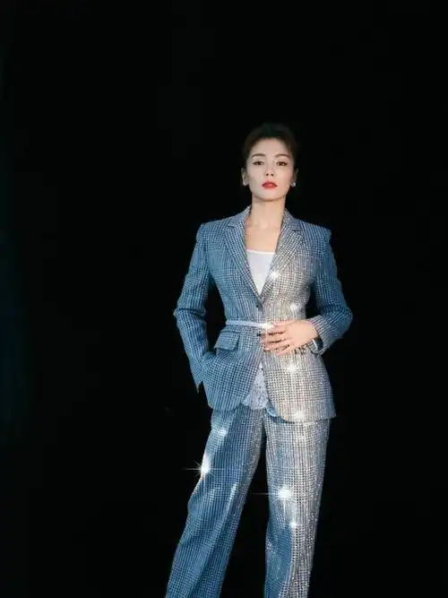 41岁刘涛开生日会,身穿亮片西装优雅又干练,气场不比"安迪"差