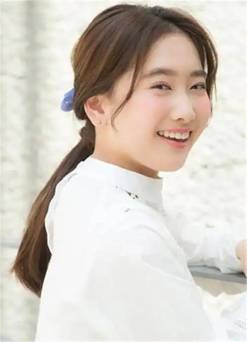 ②圆脸发型:适合空气刘海,侧分发型,利用刘海遮住额头,利用有层次感的