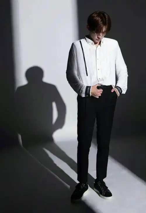 那就来看看帅哥的全身照吧!