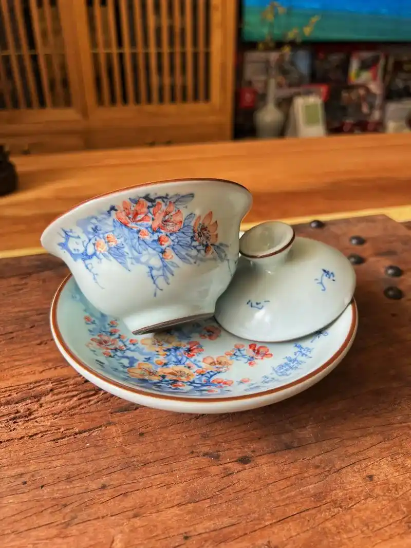 周雍楠老师笔下的梅花盖碗作品