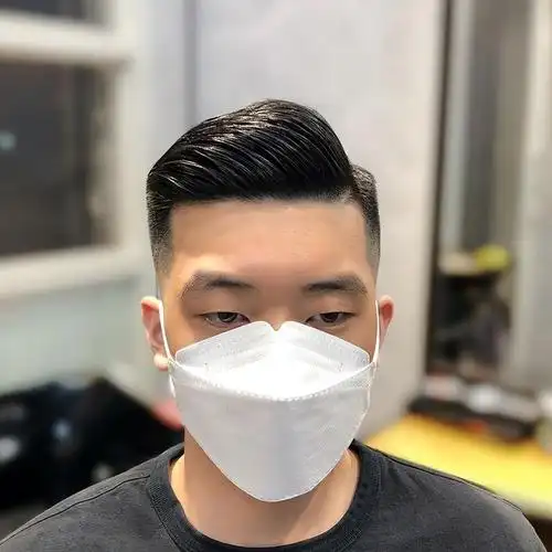 留"背头发型",那么就一定要去留一款了,这款发型对于提升男性魅力来说