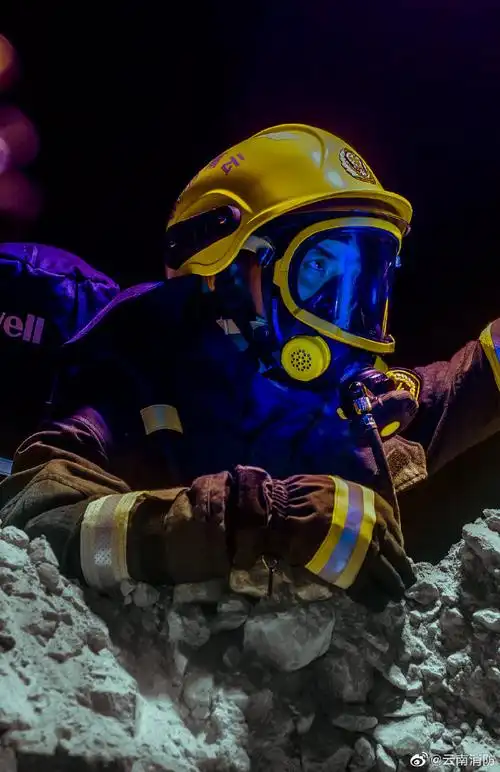 印象火焰蓝#喏,你们要的消防壁纸海报,高清画质,帅气炫酷~蓝朋友们