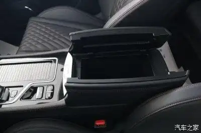 中央扶手箱为双开式设计