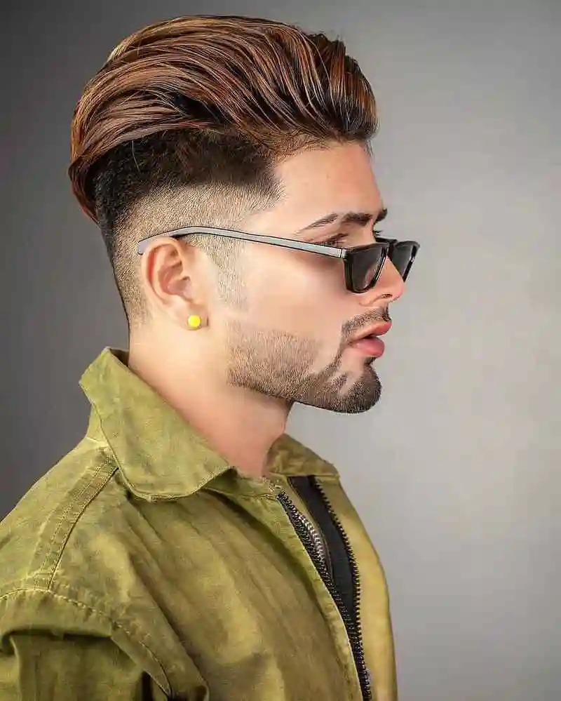 灰白头发的大叔配上灰白头发的胡子,梳一款大背头发型,配上一款金属框