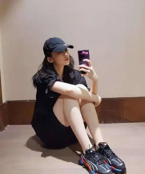 原创古力娜扎为显腿长拼了黑色短裤穿出二米既视感稳坐大陆第一美