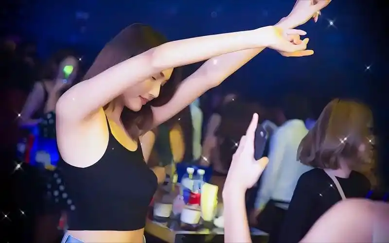 泰国酒吧午夜蹦迪狂欢,湿身蹦迪,感受热舞快感,车载必备神碟