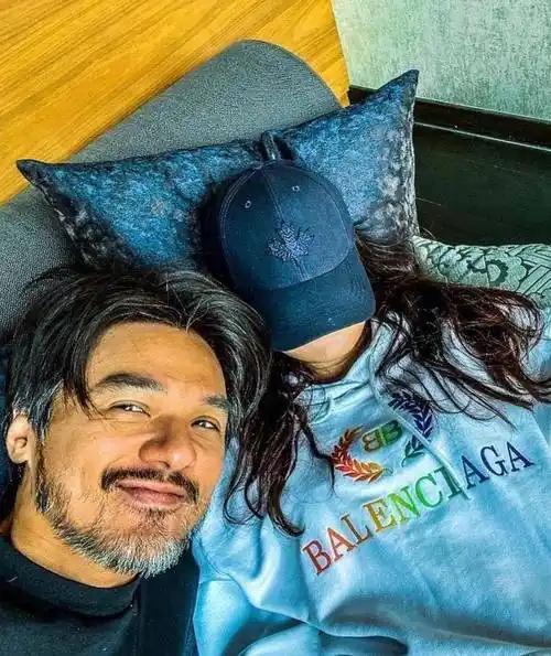 冯德伦舒淇合体撒糖,夫妻俩相互依偎超恩爱,男方头发斑白显沧桑_红色