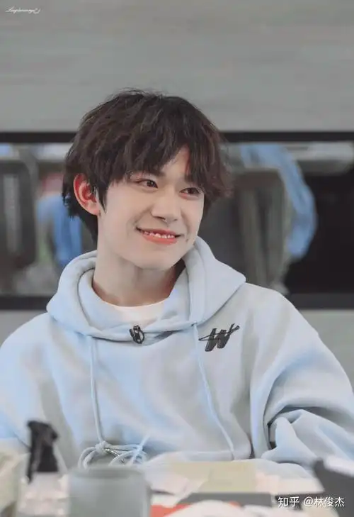 有没有易烊千玺笑起来的壁纸