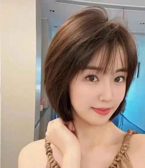 女人过了50岁,不知道剪什么发型?不妨试试这5款,气质又减龄!